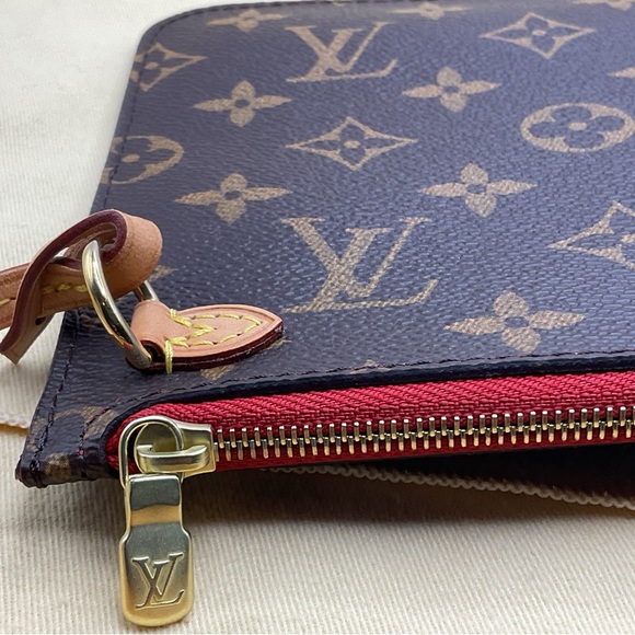 Louis Vuitton Neverfull Pouch - Picture 8 of 15